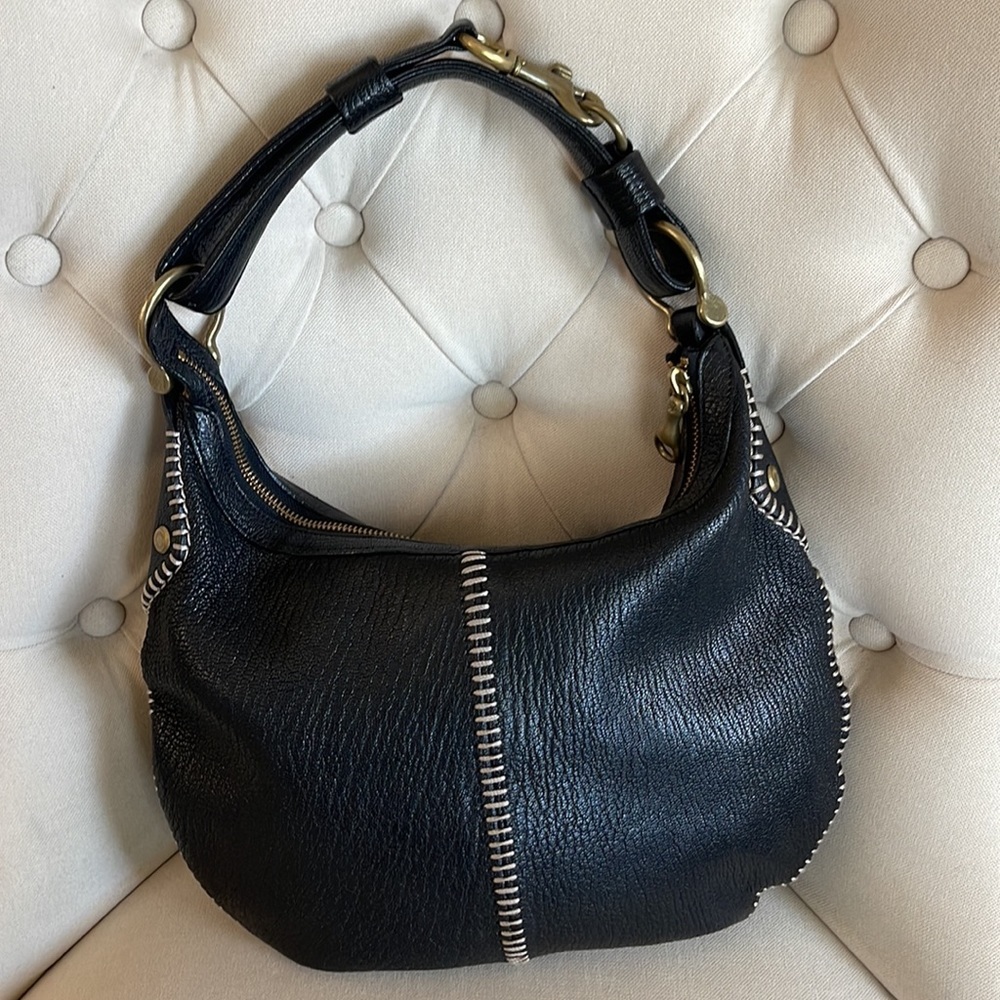 Chic Black Hobo Bag with Sleek Design - Picture 3 of 12